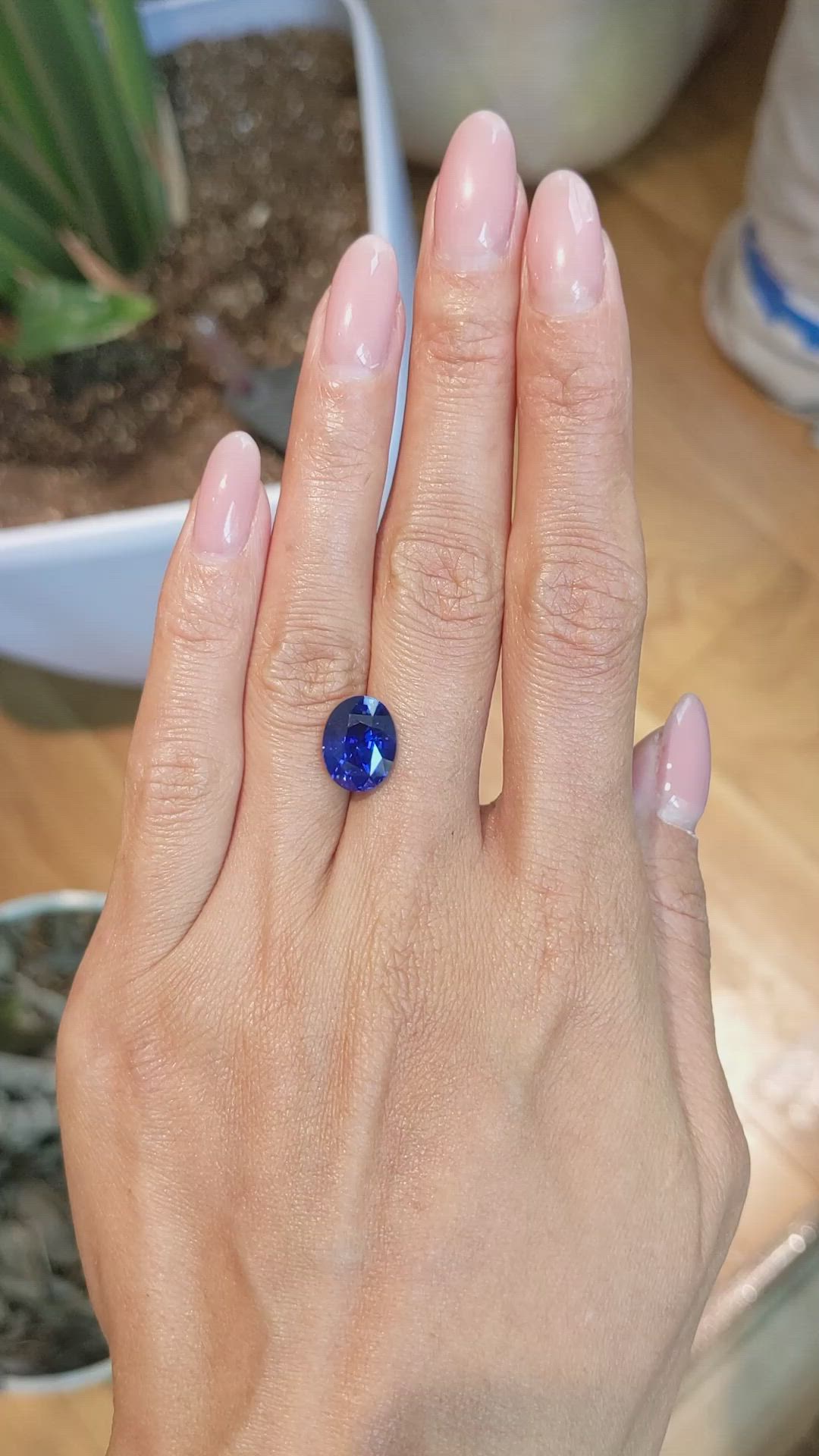 5.67 Ct. Blue Sapphire from Ceylon (Sri Lanka) Size Video