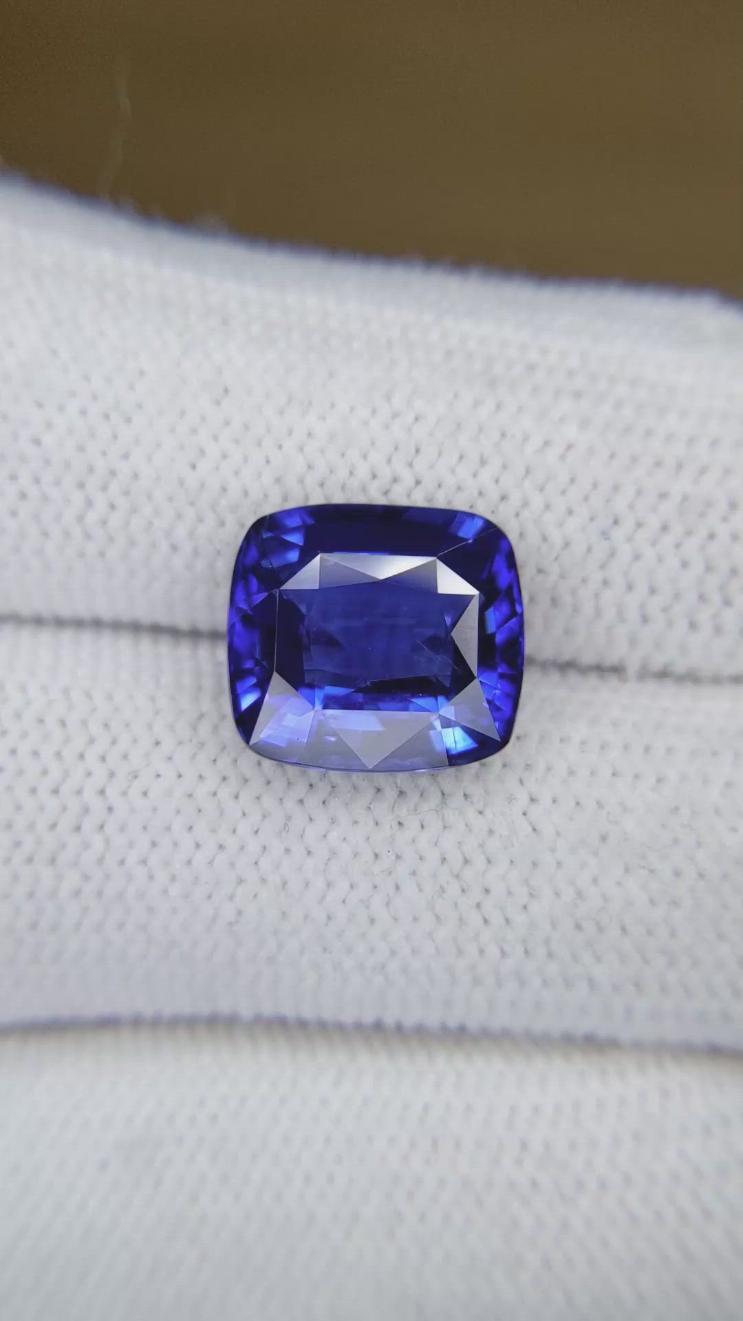 7.62 Ct. Blue Sapphire from Ceylon (Sri Lanka) Size Video