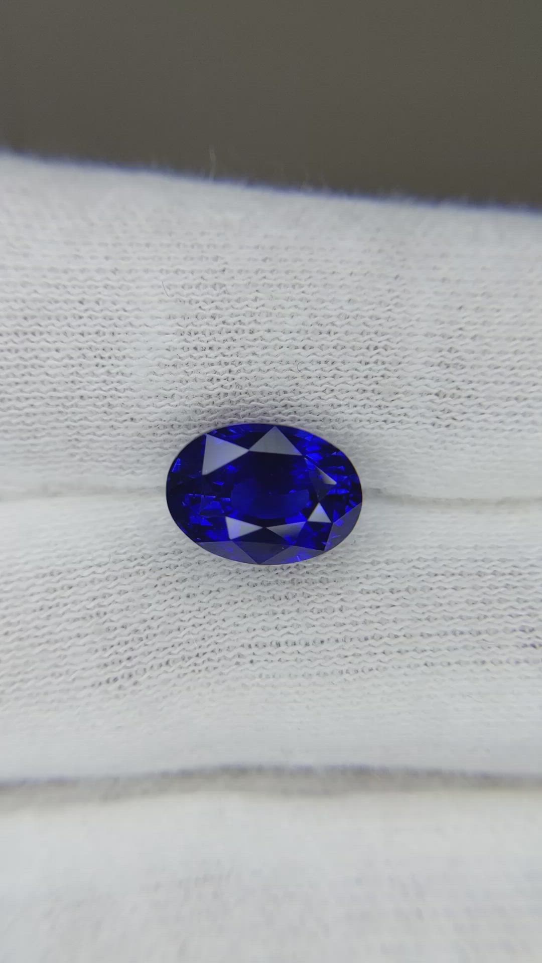 4.07 Ct. Blue Sapphire from Ceylon (Sri Lanka) Size Video