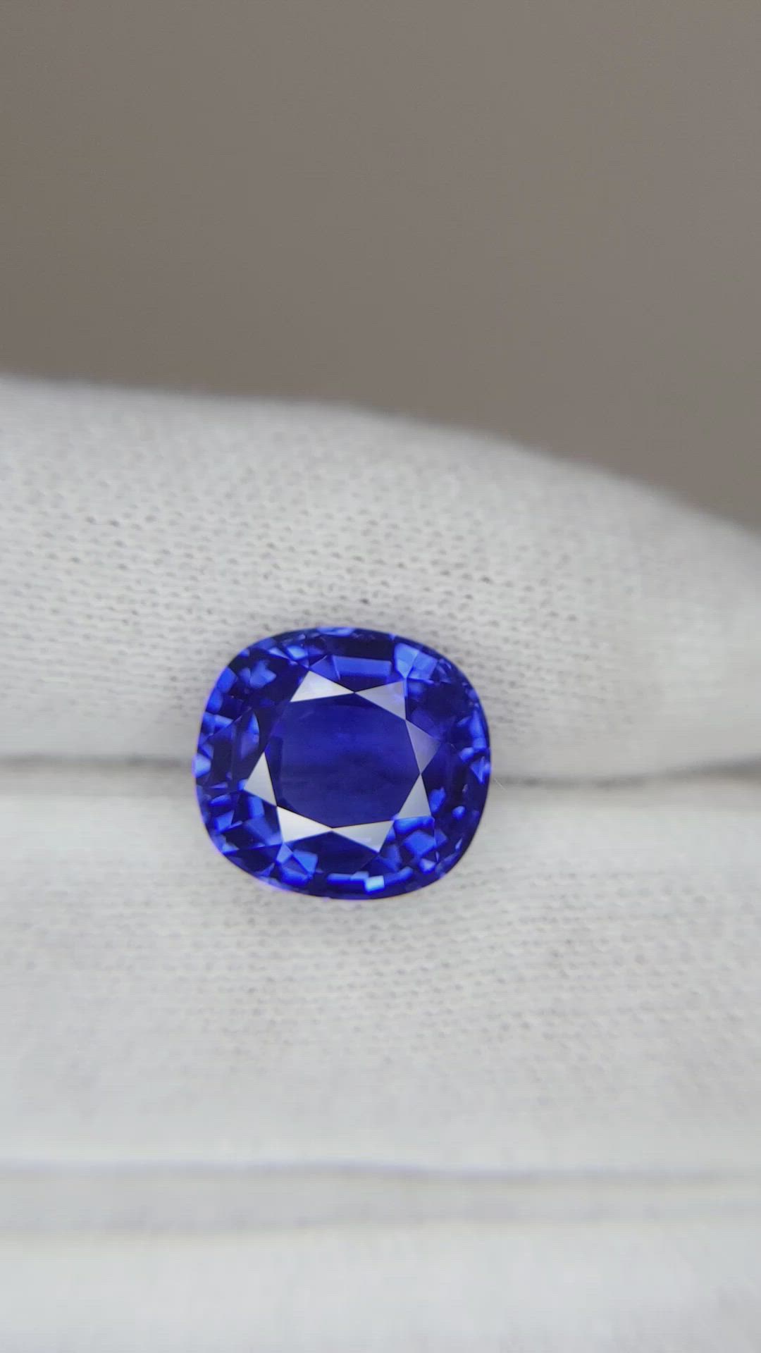 7.54 Ct. Blue Sapphire from Ceylon (Sri Lanka) Size Video