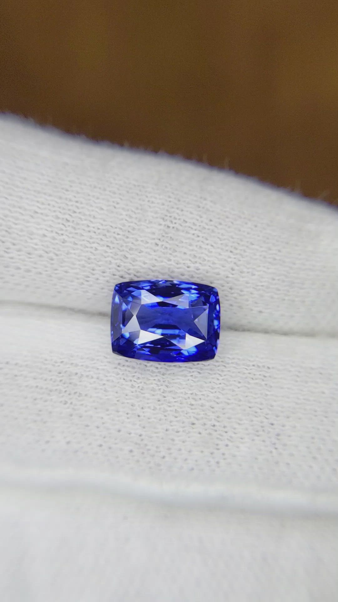 4.07 Ct. Blue Sapphire from Ceylon (Sri Lanka) Size Video