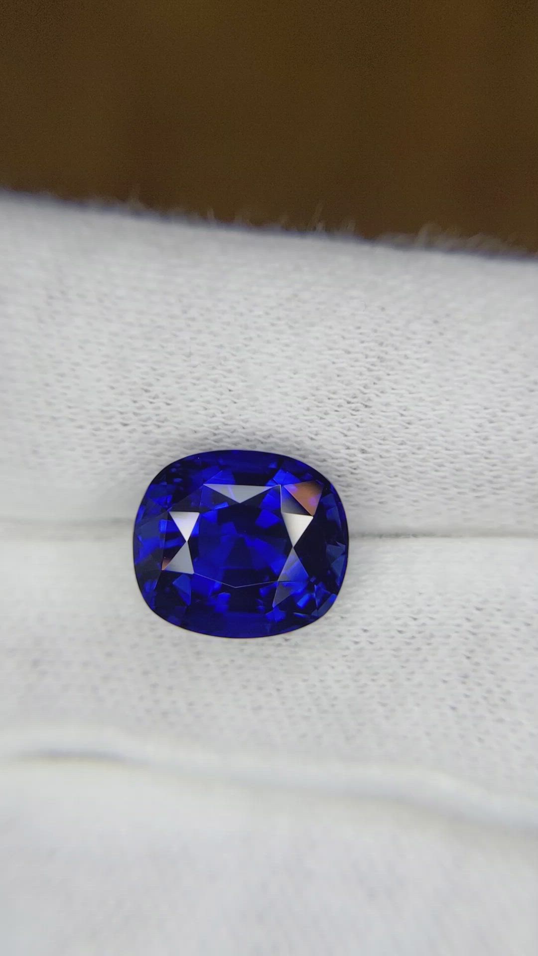 7.66 Ct. Blue Sapphire from Ceylon (Sri Lanka) Size Video