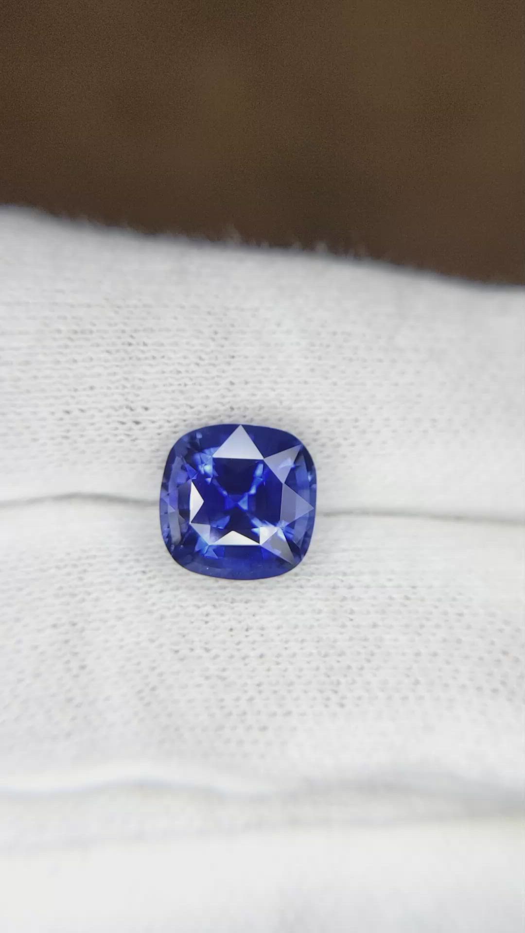 4.00 Ct. Blue Sapphire from Ceylon (Sri Lanka) Size Video