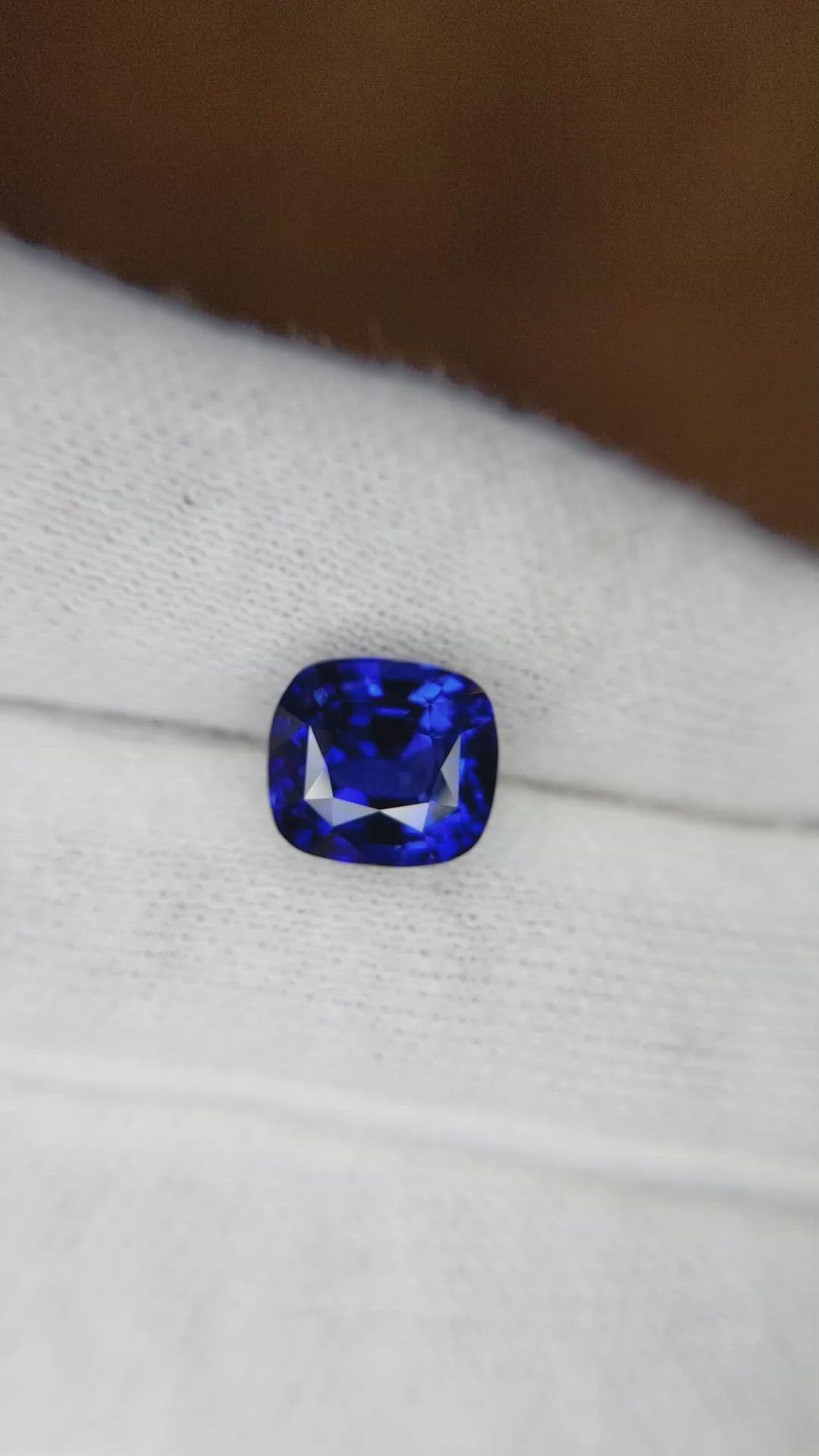 4.04 Ct. Blue Sapphire from Ceylon (Sri Lanka) Size Video