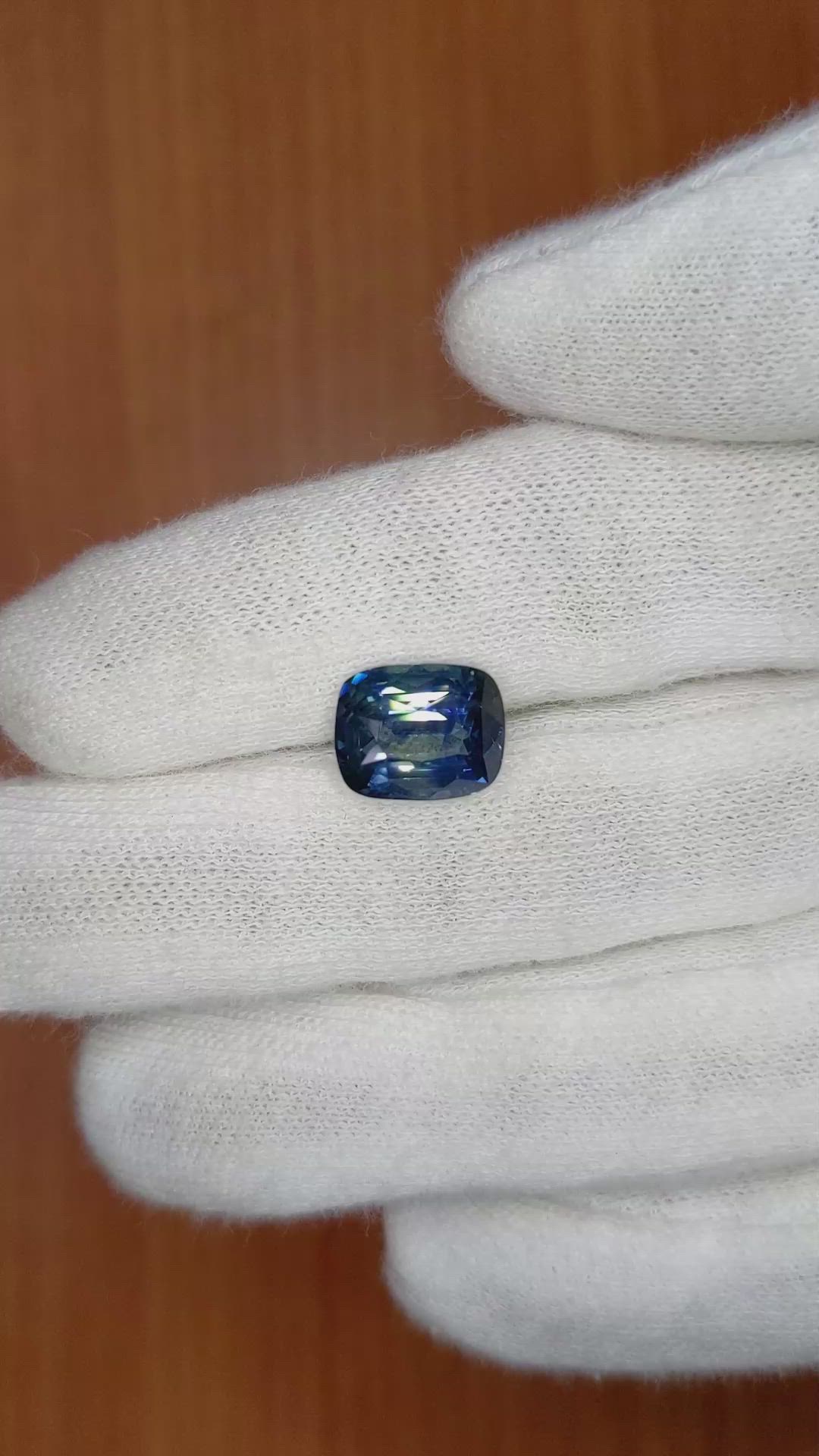 5.00 Ct. Bi Color Sapphire from Ceylon (Sri Lanka) Size Video
