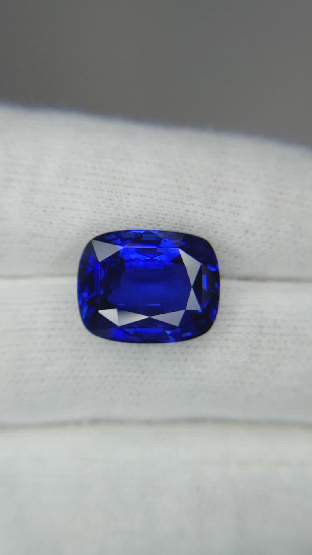 11.75 Ct. Blue Sapphire from Ceylon (Sri Lanka) Size Video