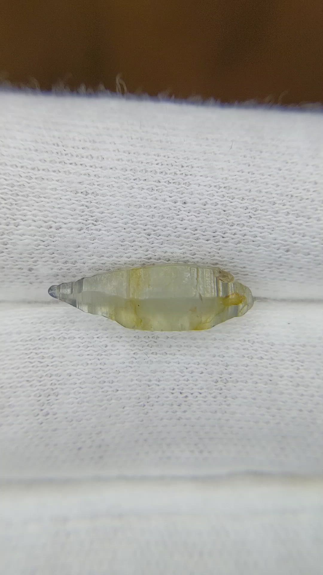 3.89 Ct. Bi Color / Parti Rough Sapphire from Ceylon (Sri Lanka) Size Video