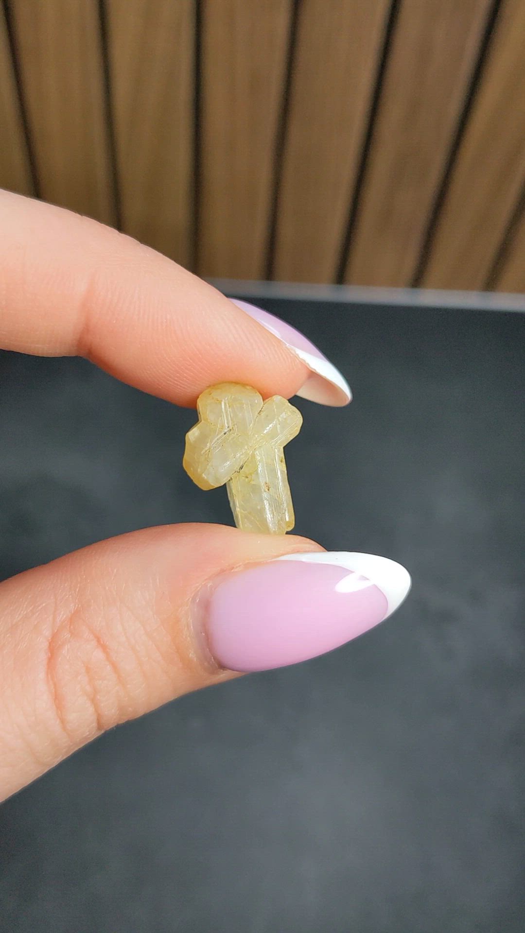 13.35 Ct. Yellow Rough Sapphire from Ceylon (Sri Lanka) Size Video