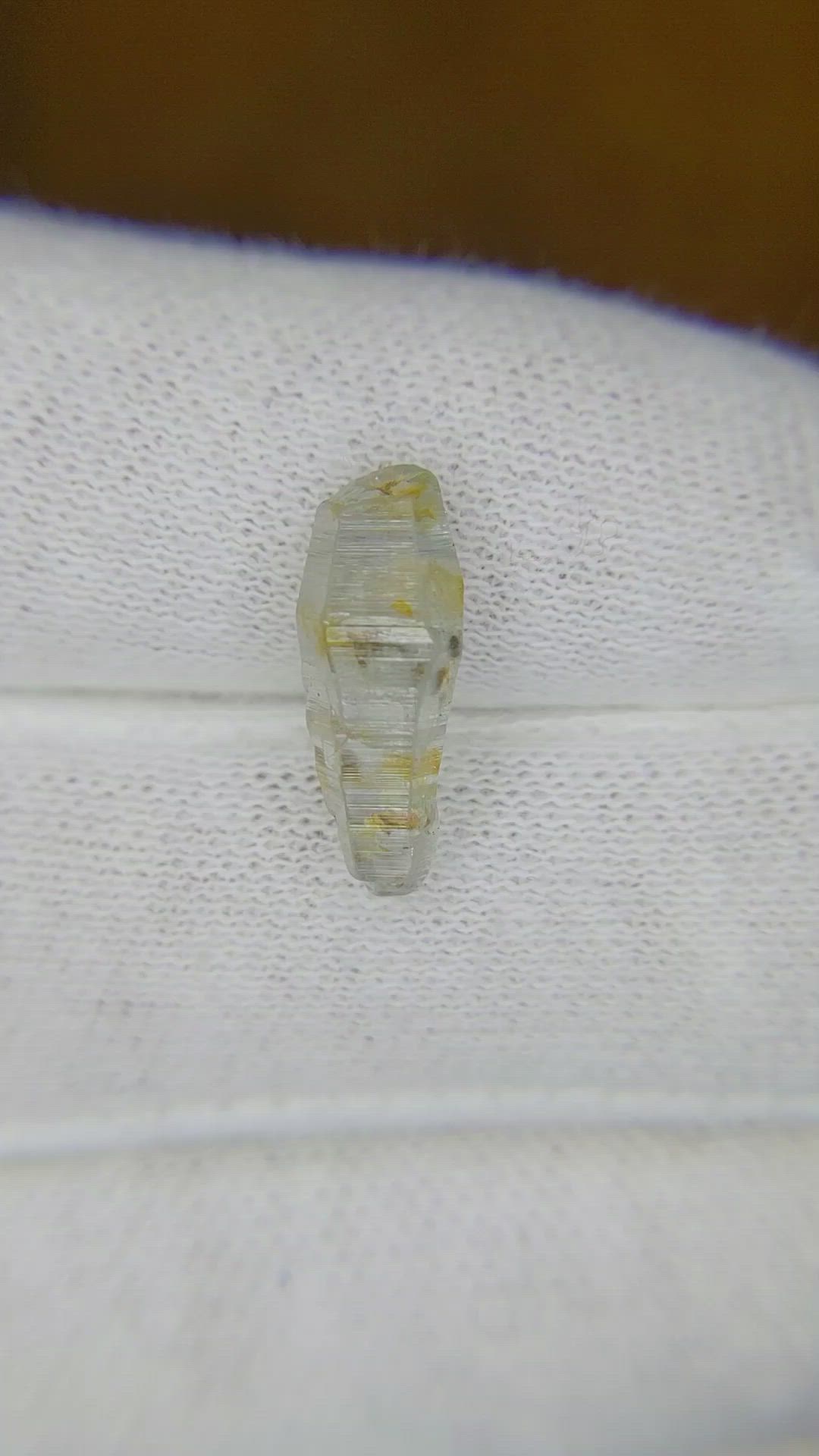 4.17 Ct. Yellow Rough Sapphire from Ceylon (Sri Lanka) Size Video