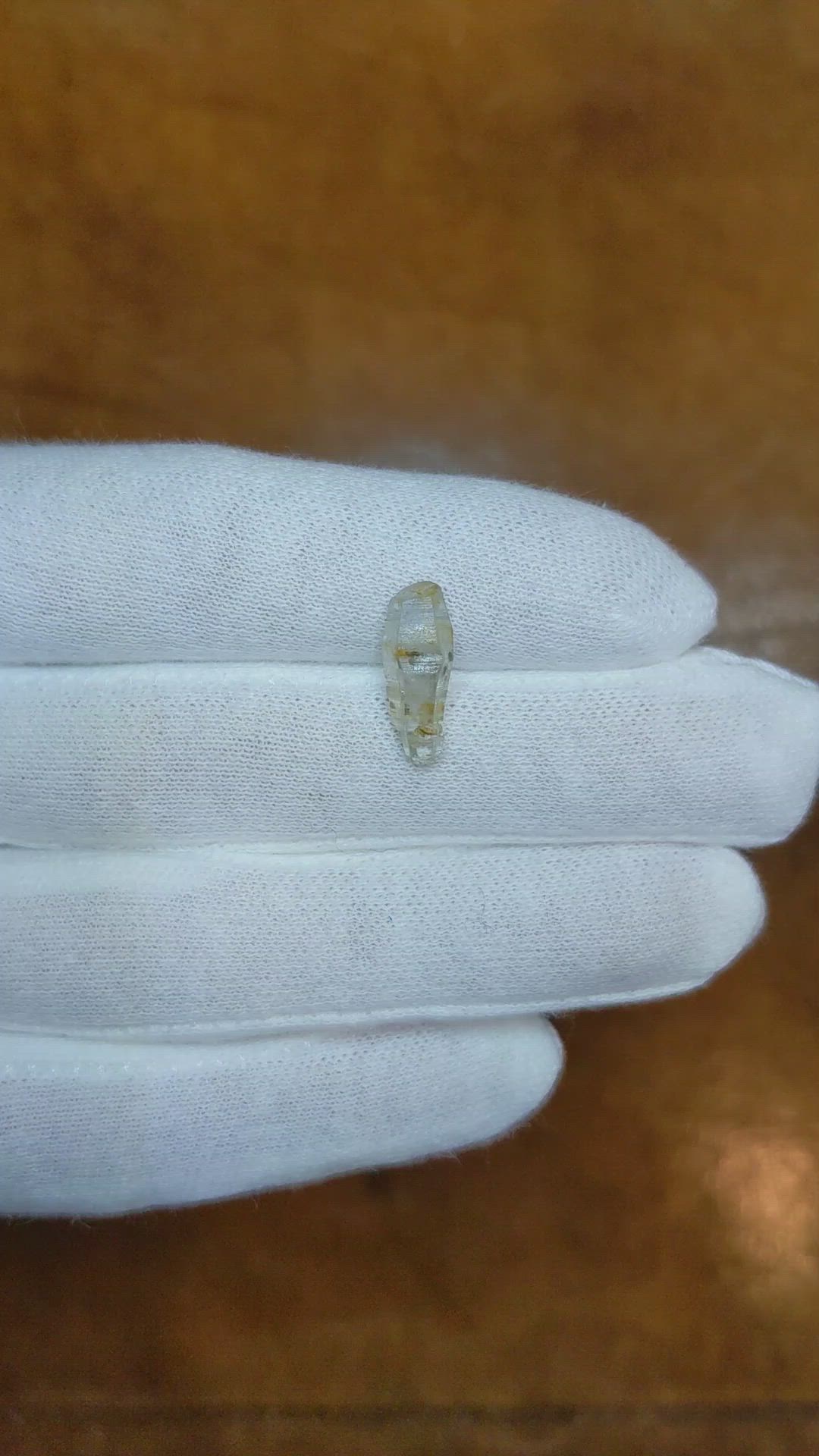 4.17 Ct. Yellow Rough Sapphire from Ceylon (Sri Lanka) Size Video