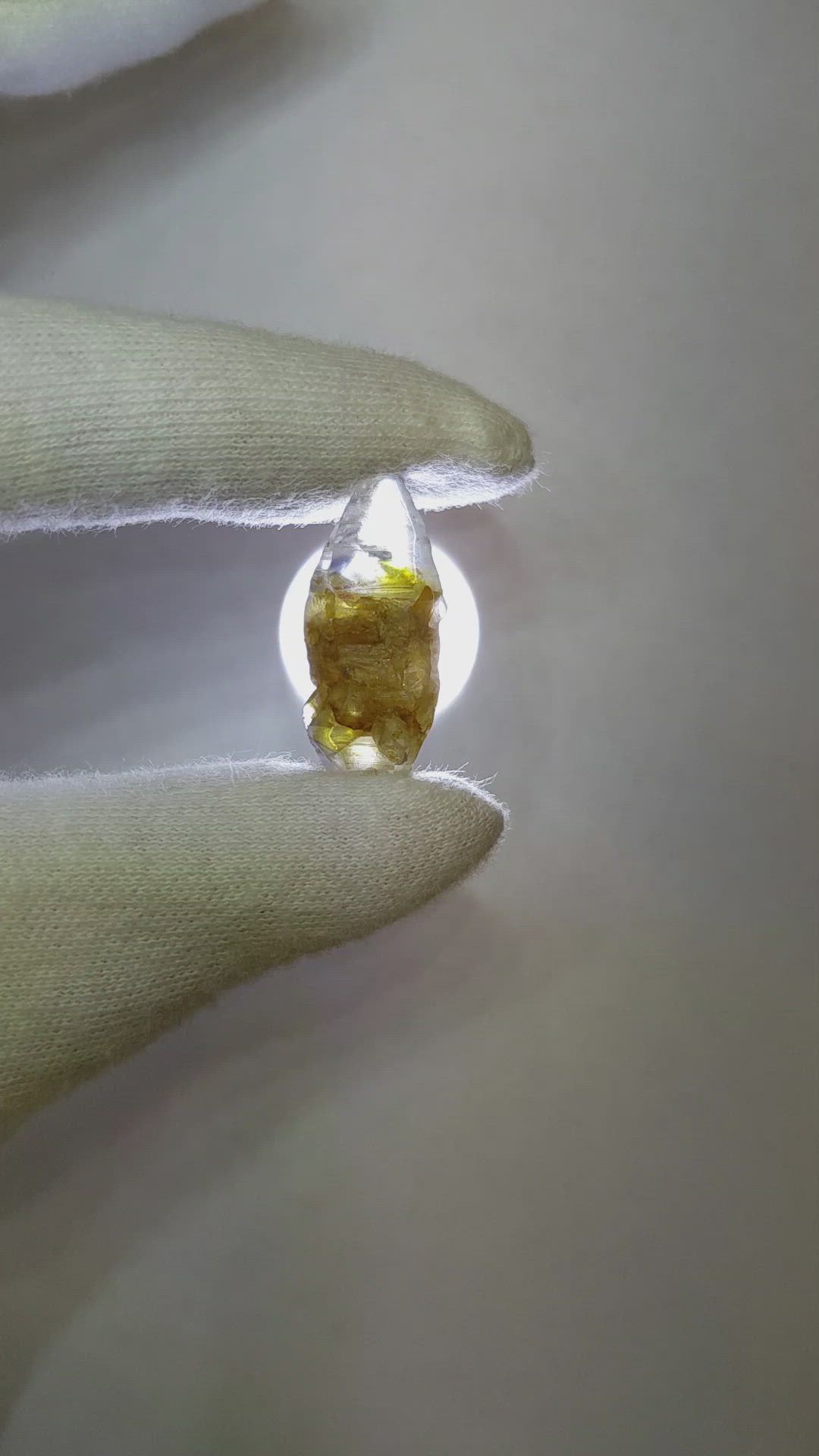 26.21 Ct. Bi Color Sapphire Crystal from Ceylon (Sri Lanka) Size Video
