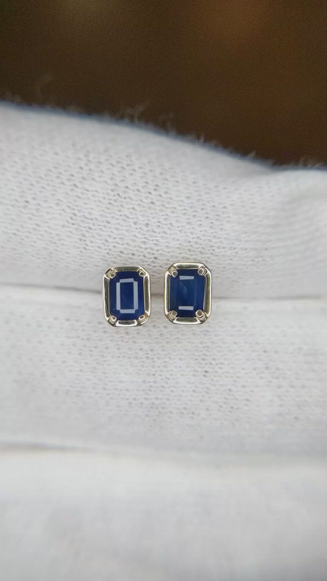 0.60&nbsp;Ct.Tw.Total Carat Weight Blue Sapphire Studs Earrings, 14K Yellow Gold Size Video