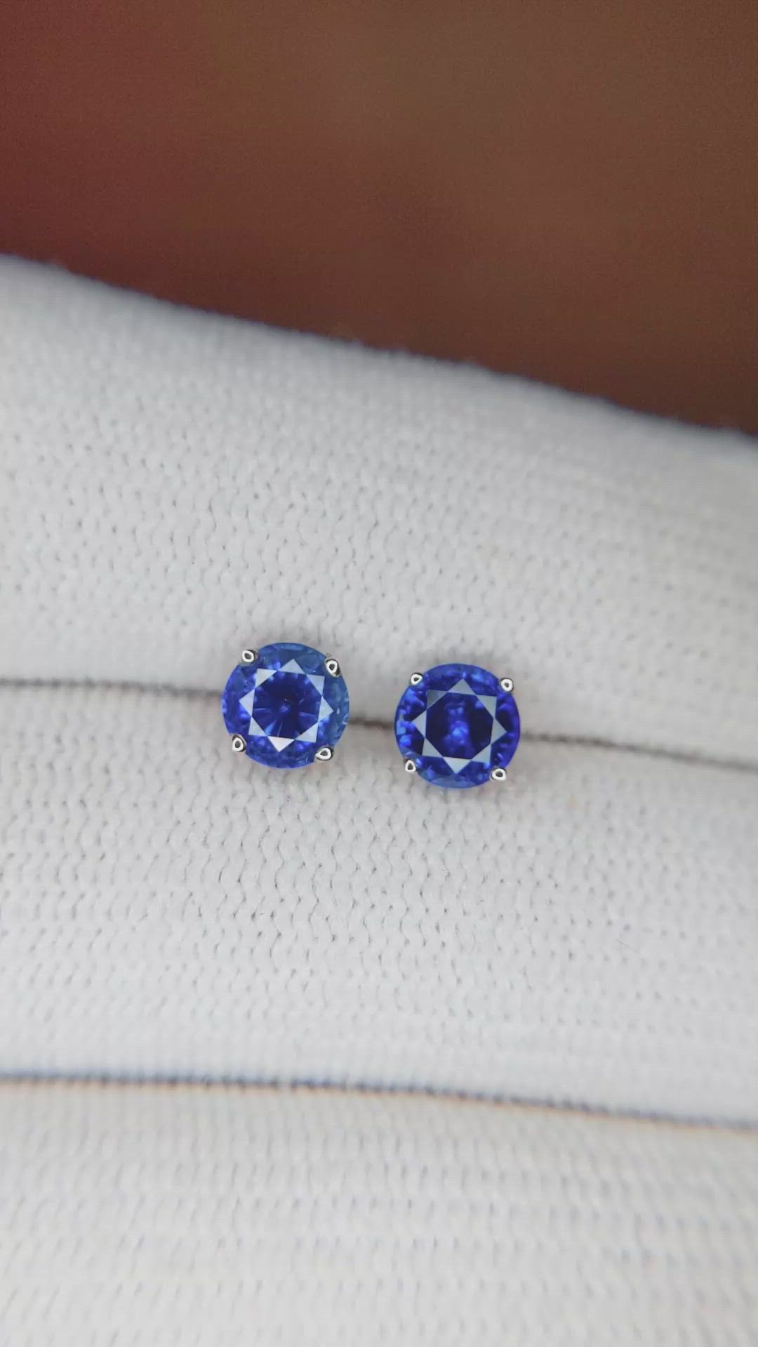 1.20&nbsp;Ct.Tw.Total Carat Weight Blue Sapphire Studs Earrings, 14K Yellow Gold Size Video