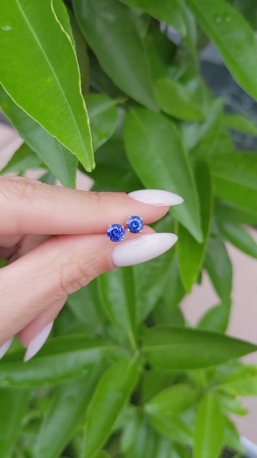 1.20&nbsp;Ct.Tw.Total Carat Weight Blue Sapphire Studs Earrings, 14K Yellow Gold Size Video