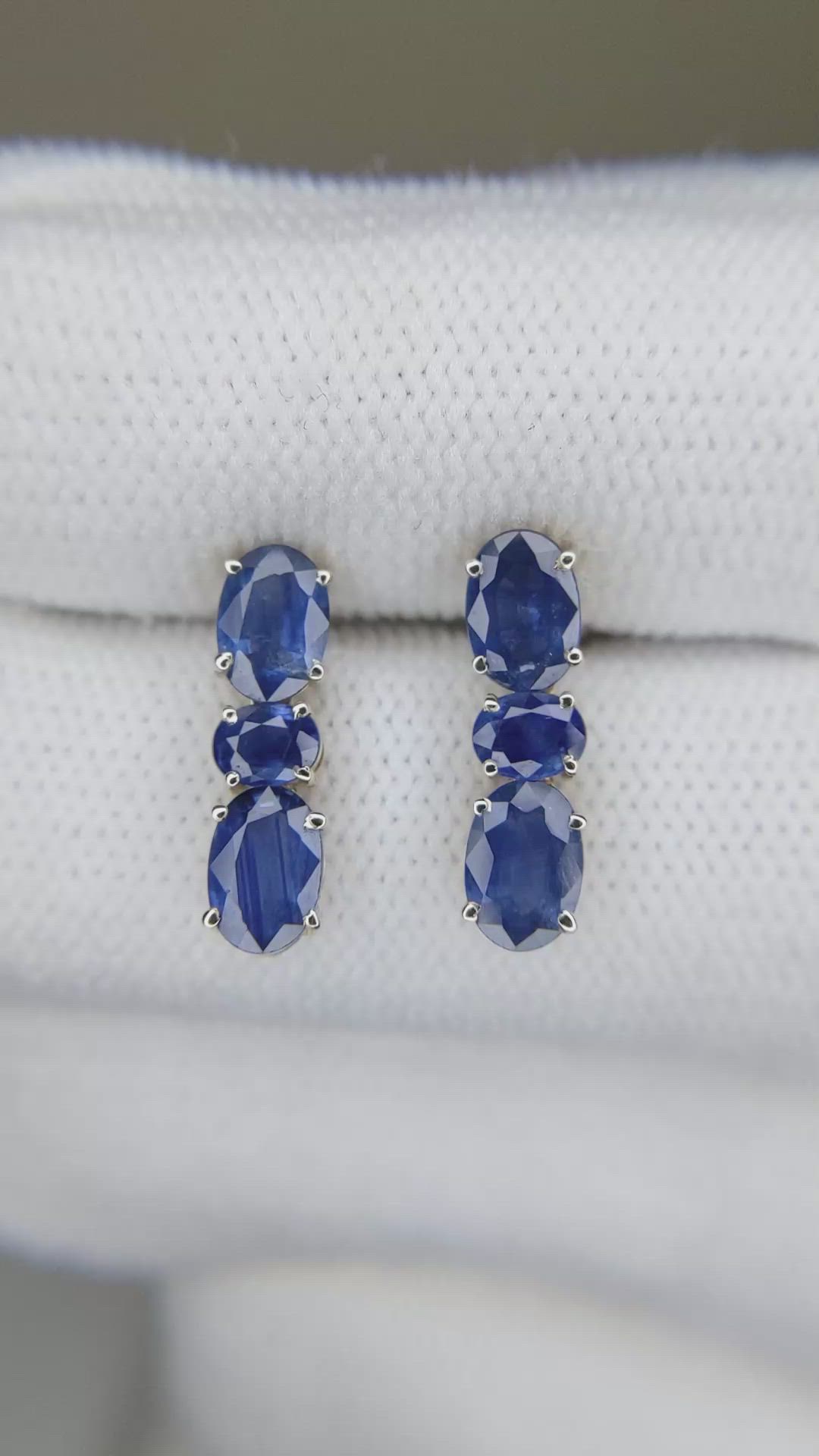 0.65&nbsp;Ct.Tw.Total Carat Weight Blue Sapphire Studs Earrings, 14K Yellow Gold Size Video