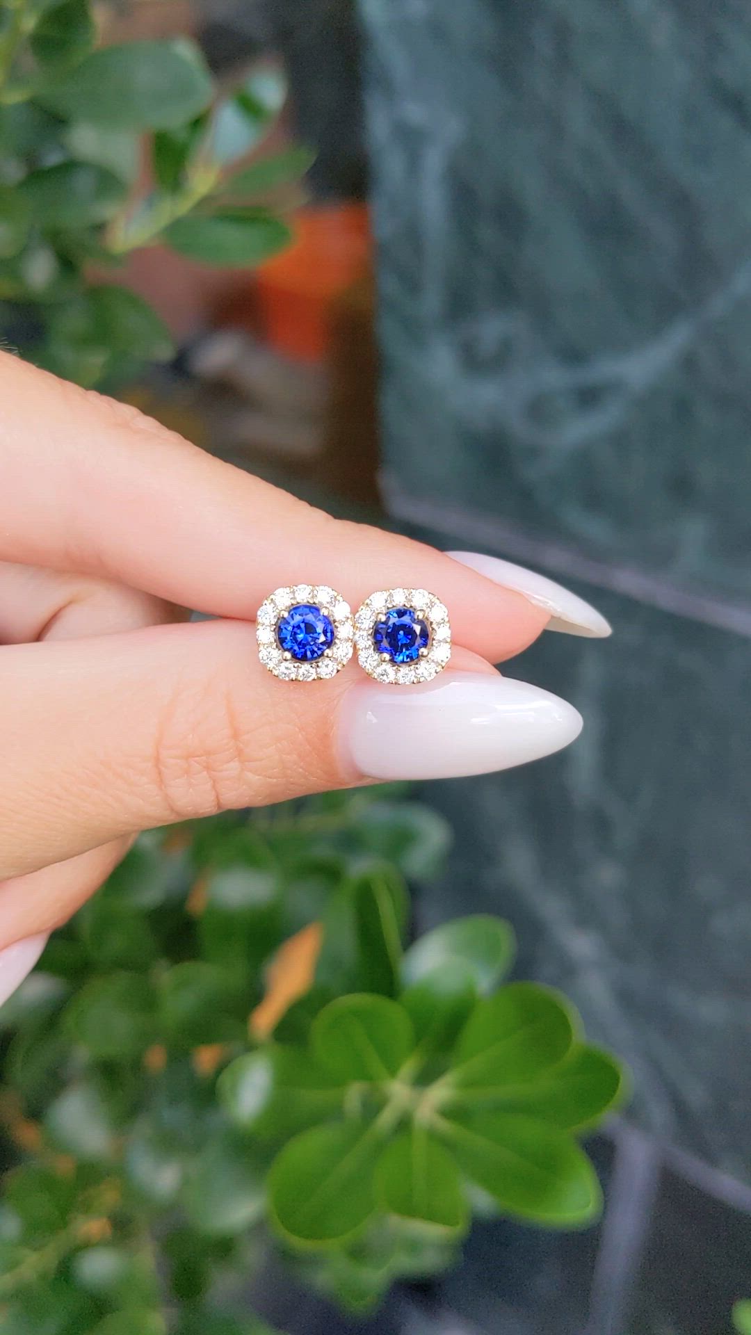 1.06&nbsp;Ct.Tw.Total Carat Weight Blue Sapphire and Natural Diamond Studs Earrings, 18K Yellow Gold Size Video