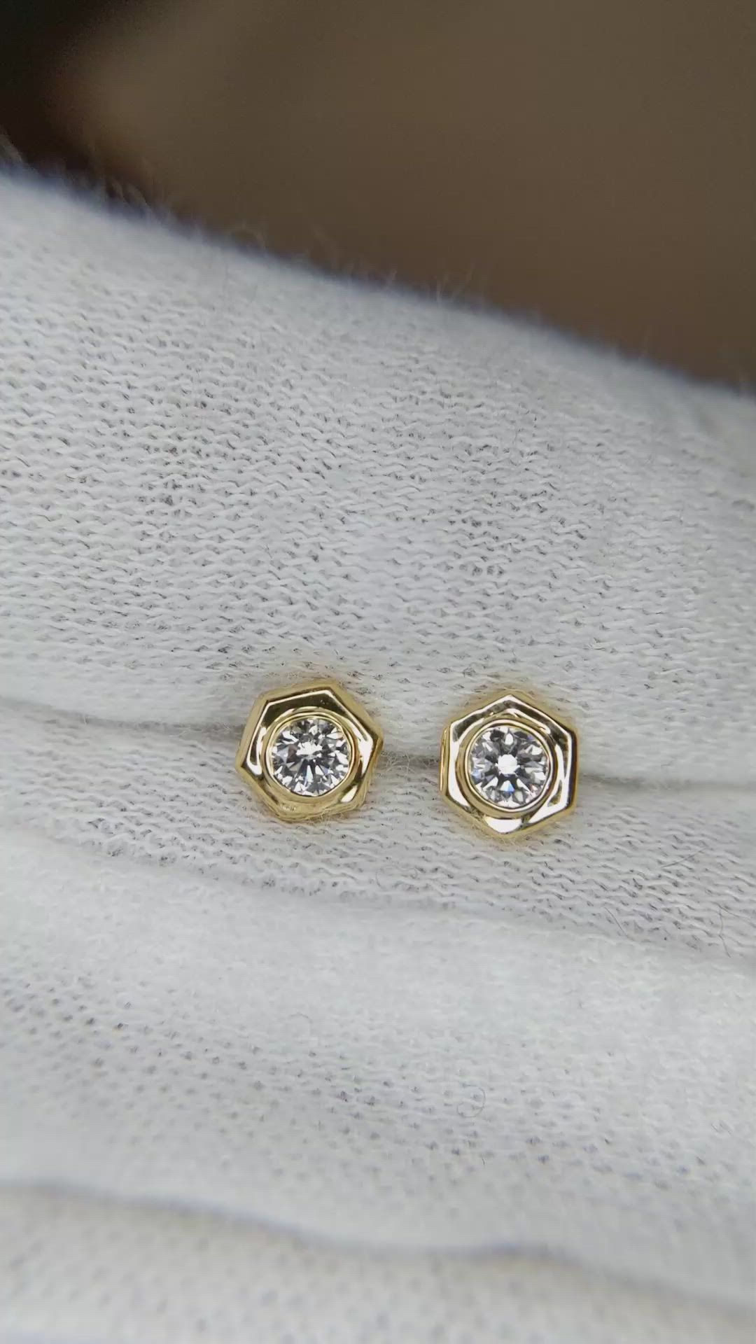 0.19&nbsp;Ct.Tw.Total Carat Weight Natural Diamond Studs Earrings, 18K Yellow Gold Size Video