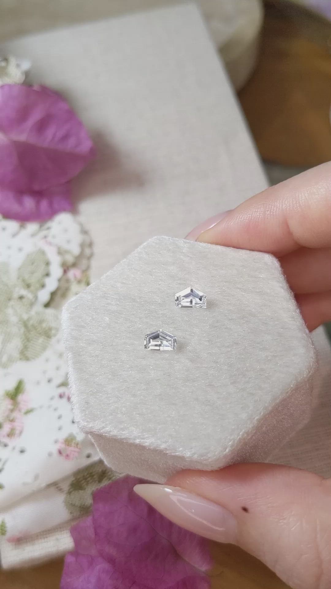 1.04&nbsp;Ct.Tw.Total Carat Weight White Sapphire Pair from Ceylon (Sri Lanka) Size Video