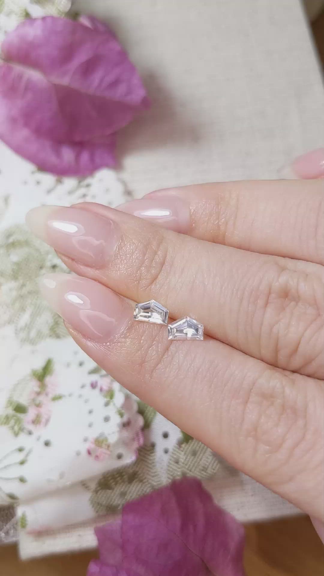 1.04&nbsp;Ct.Tw.Total Carat Weight White Sapphire Pair from Ceylon (Sri Lanka) Size Video