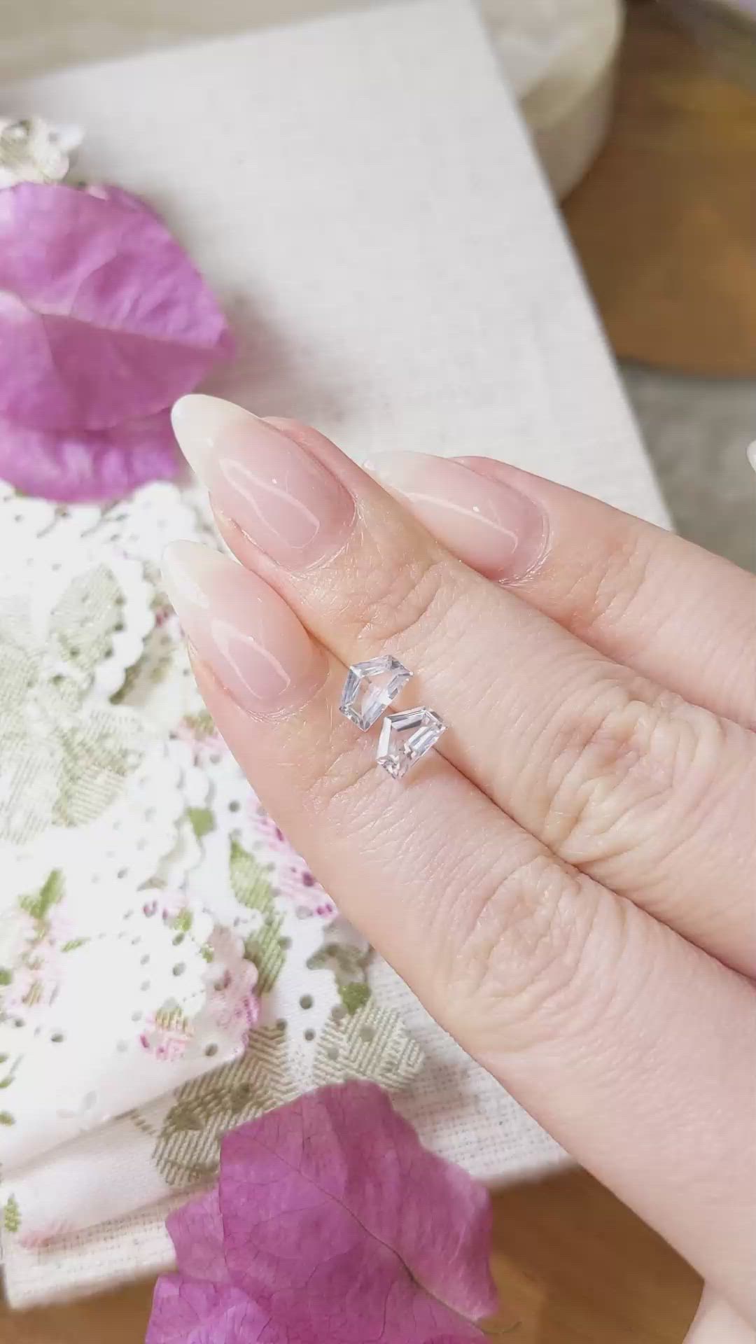 1.60&nbsp;Ct.Tw.Total Carat Weight White Sapphire Pair from Ceylon (Sri Lanka) Size Video