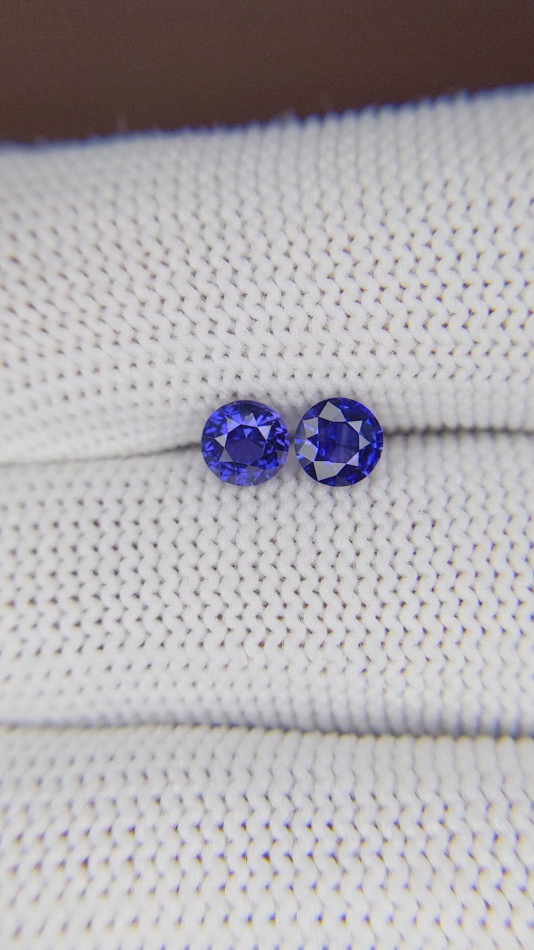 1.10&nbsp;Ct.Tw.Total Carat Weight Color Change Sapphire Pair from Ceylon (Sri Lanka) Size Video