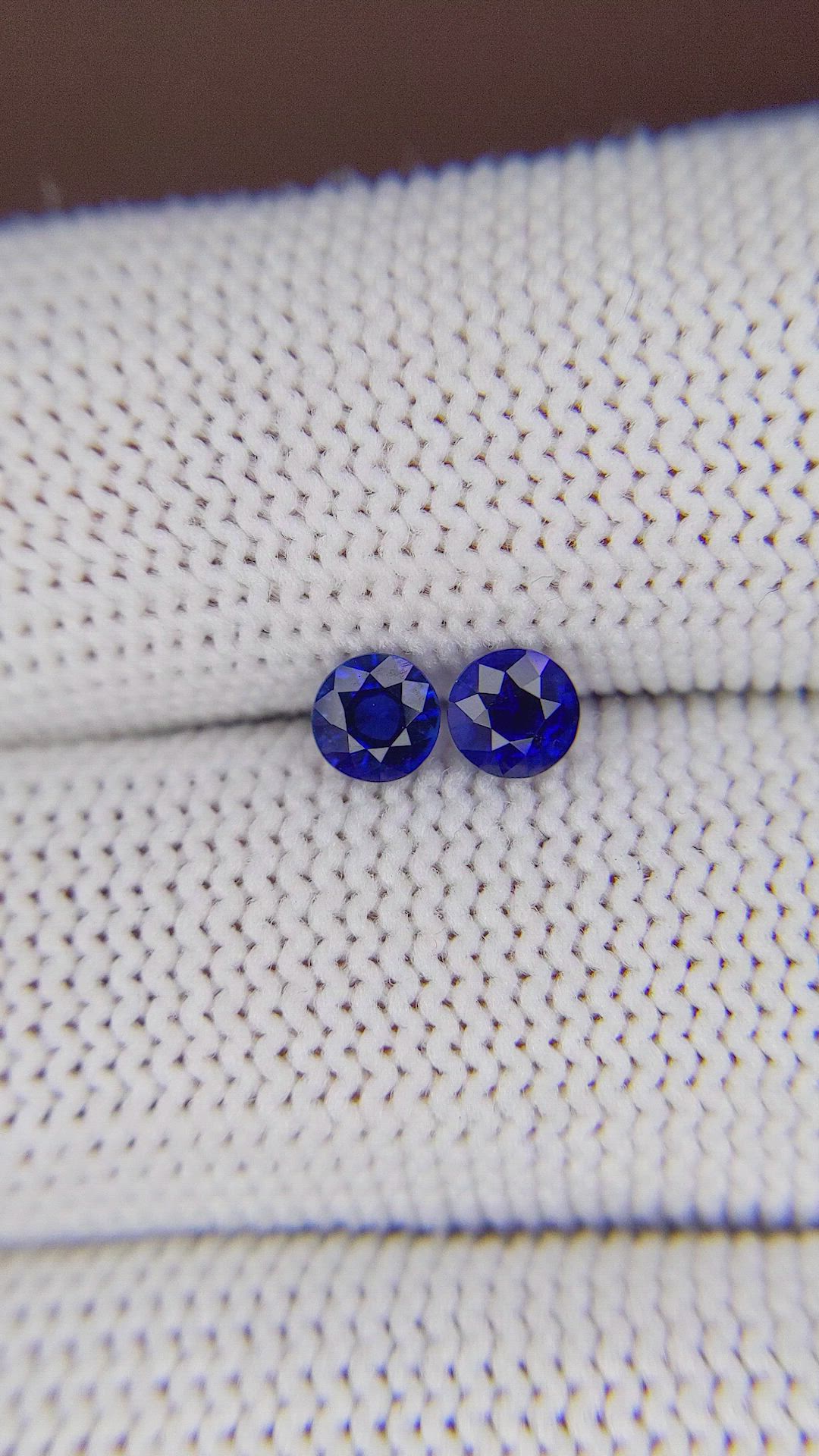 0.82&nbsp;Ct.Tw.Total Carat Weight Blue Sapphire Pair from Ceylon (Sri Lanka) Size Video