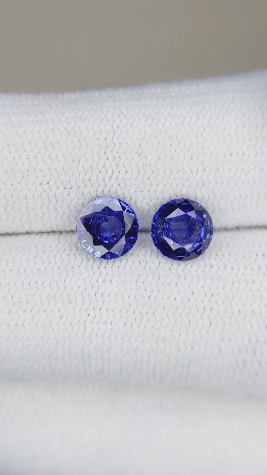 1.82&nbsp;Ct.Tw.Total Carat Weight Blue Sapphire Pair from Ceylon (Sri Lanka) Size Video