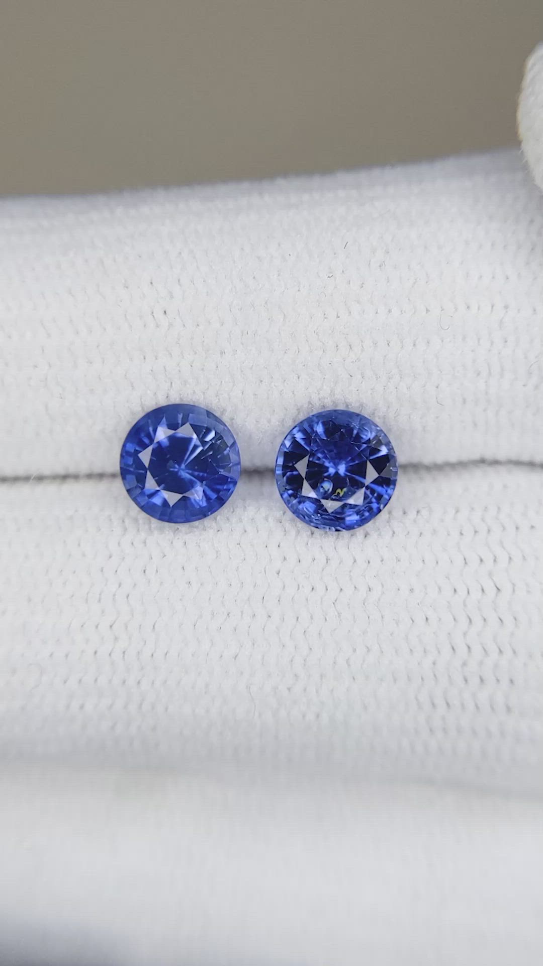 1.90&nbsp;Ct.Tw.Total Carat Weight Blue Sapphire Pair from Ceylon (Sri Lanka) Size Video