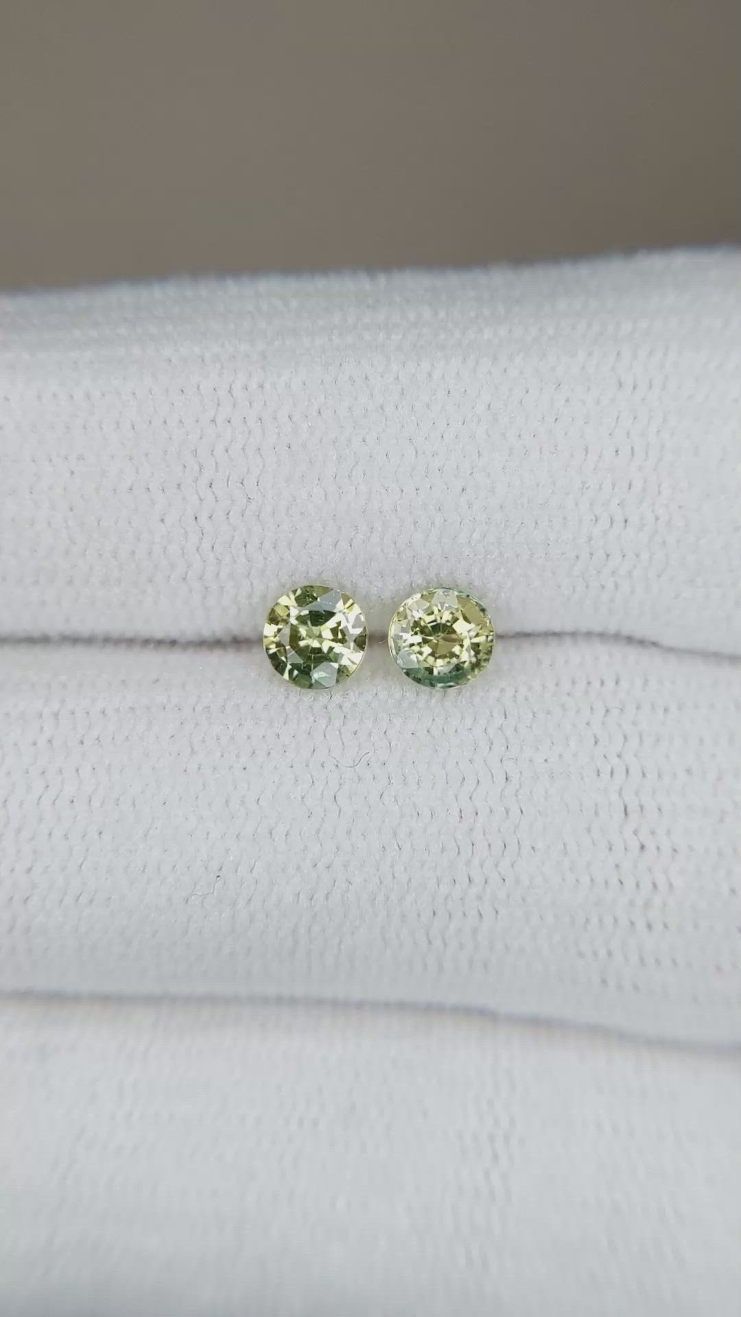 0.73&nbsp;Ct.Tw.Total Carat Weight Bi Color Sapphire Pair from Ceylon (Sri Lanka) Size Video