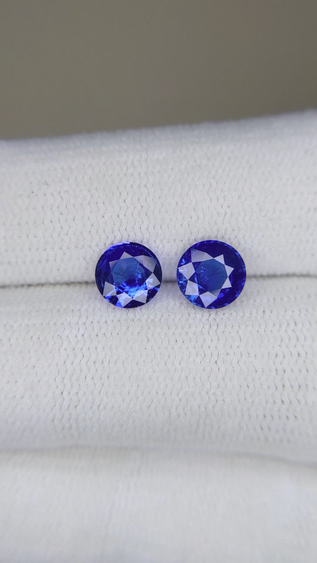 1.69&nbsp;Ct.Tw.Total Carat Weight Blue Sapphire Pair from Ceylon (Sri Lanka) Size Video
