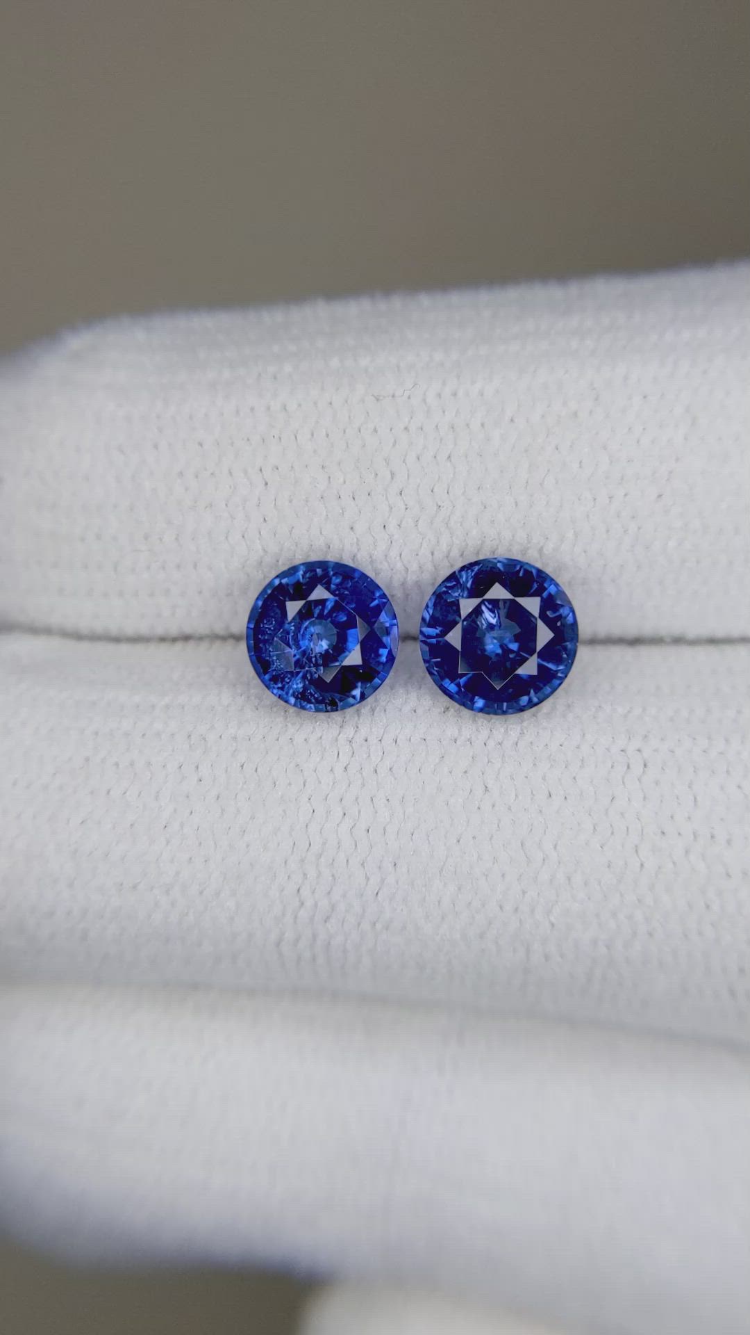 2.27&nbsp;Ct.Tw.Total Carat Weight Blue Sapphire Pair from Ceylon (Sri Lanka) Size Video