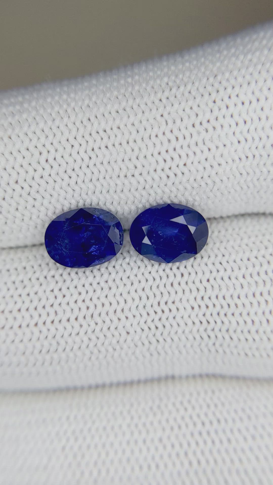 4.16&nbsp;Ct.Tw.Total Carat Weight Blue Sapphire Pair from Ceylon (Sri Lanka) Size Video