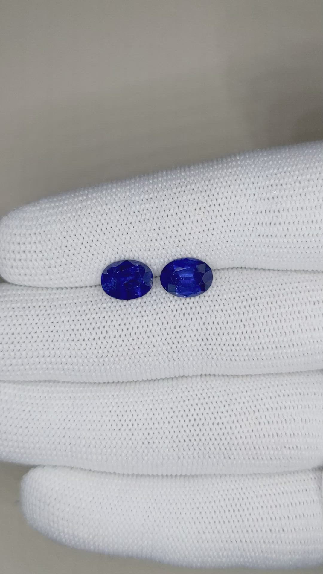 4.16&nbsp;Ct.Tw.Total Carat Weight Blue Sapphire Pair from Ceylon (Sri Lanka) Size Video