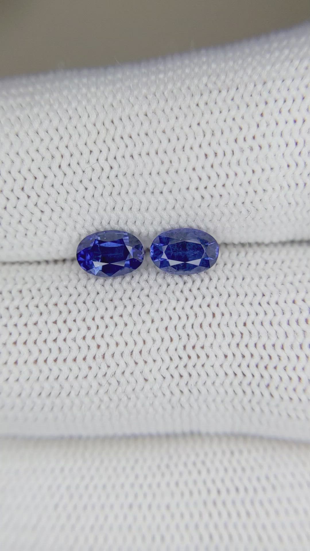 1.48&nbsp;Ct.Tw.Total Carat Weight Blue Sapphire Pair from Ceylon (Sri Lanka) Size Video