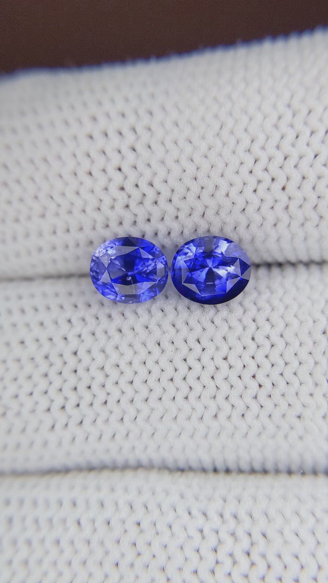 2.28&nbsp;Ct.Tw.Total Carat Weight Blue Sapphire Pair from Ceylon (Sri Lanka) Size Video