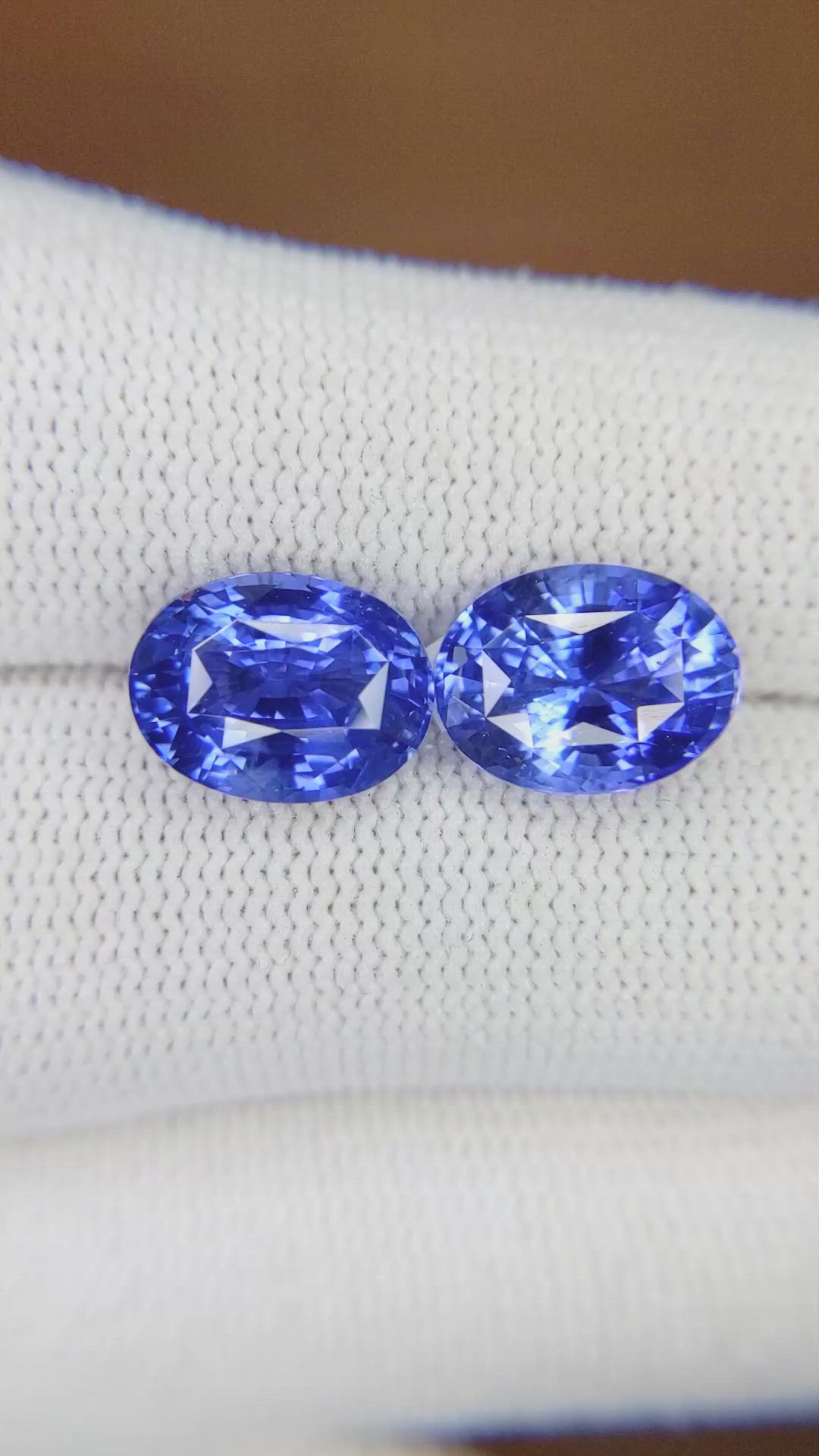 8.81&nbsp;Ct.Tw.Total Carat Weight Blue Sapphire Pair from Ceylon (Sri Lanka) Size Video