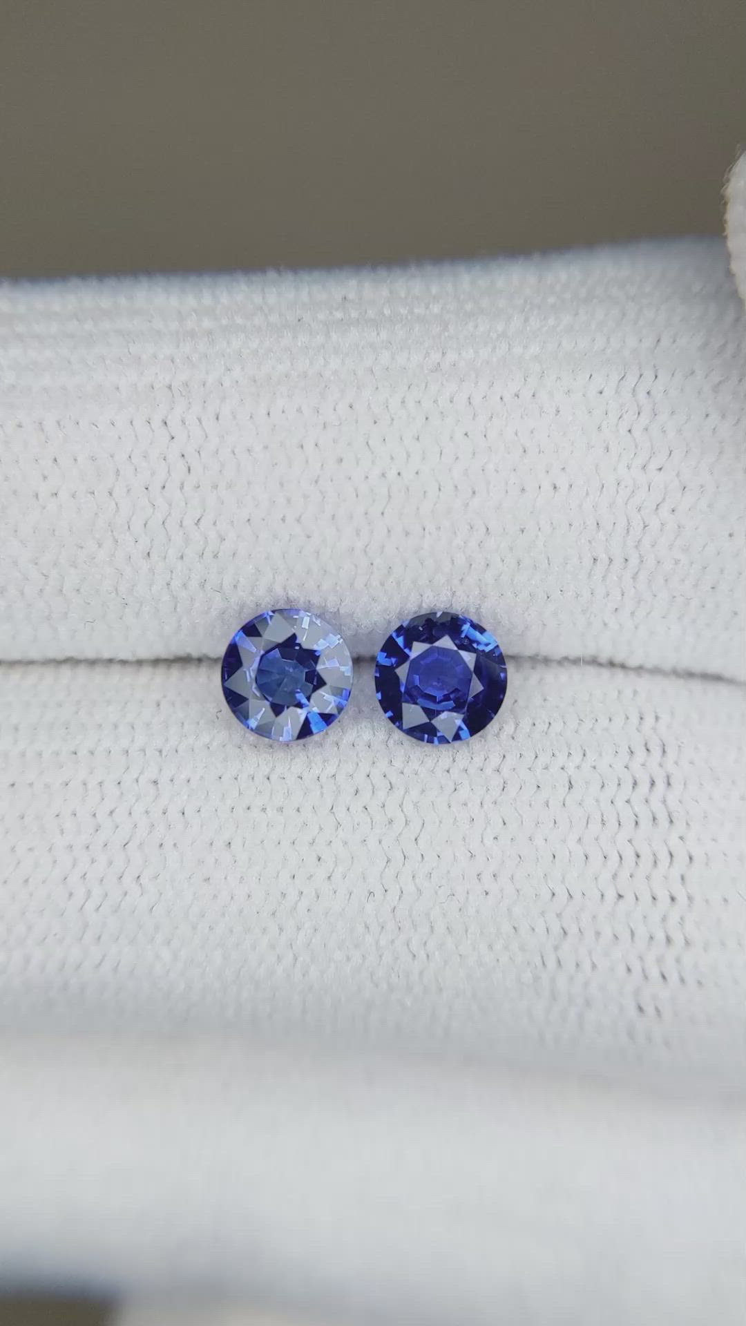 1.26&nbsp;Ct.Tw.Total Carat Weight Blue Sapphire Pair from Ceylon (Sri Lanka) Size Video