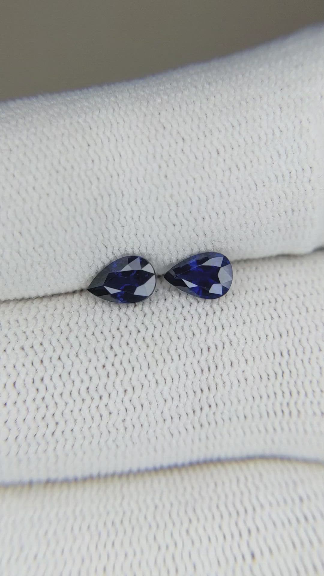 1.10&nbsp;Ct.Tw.Total Carat Weight Blue Sapphire Pair from Ceylon (Sri Lanka) Size Video