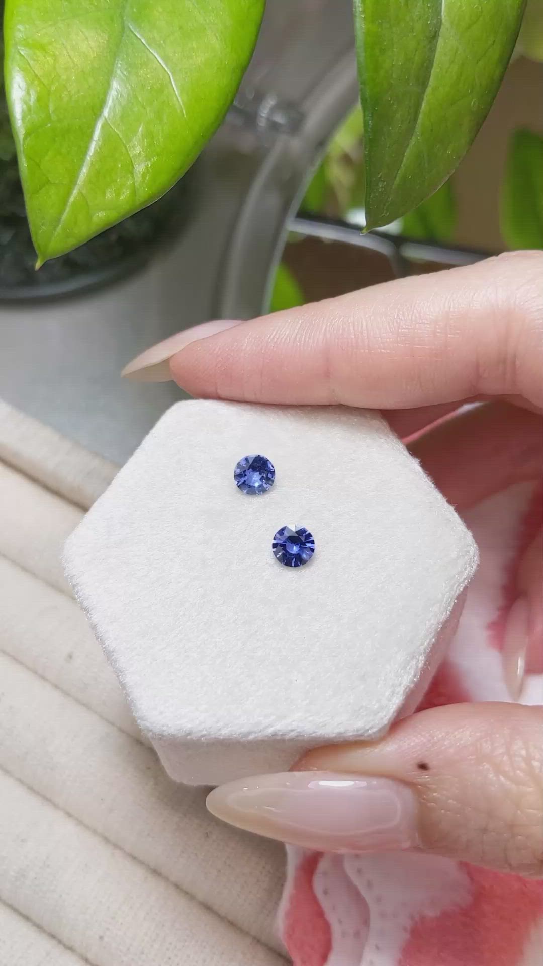 1.05&nbsp;Ct.Tw.Total Carat Weight Blue Sapphire Pair from Ceylon (Sri Lanka) Size Video