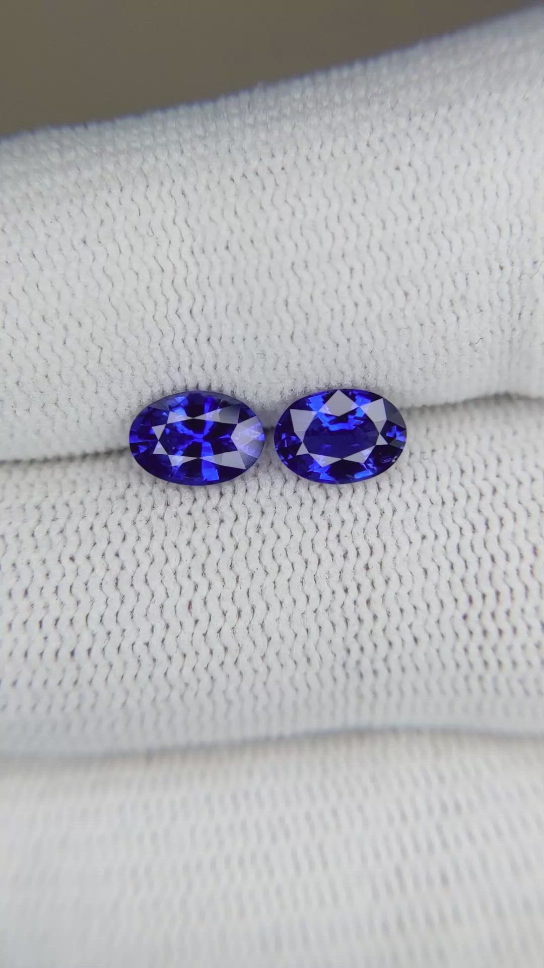 1.90&nbsp;Ct.Tw.Total Carat Weight Blue Sapphire Pair from Ceylon (Sri Lanka) Size Video