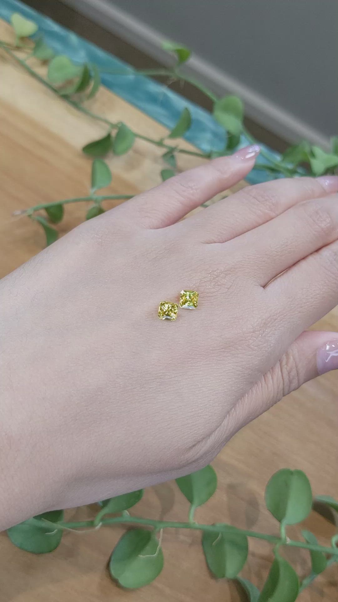 1.55&nbsp;Ct.Tw.Total Carat Weight Orangish Yellow Sapphire Pair from Ceylon (Sri Lanka) Size Video
