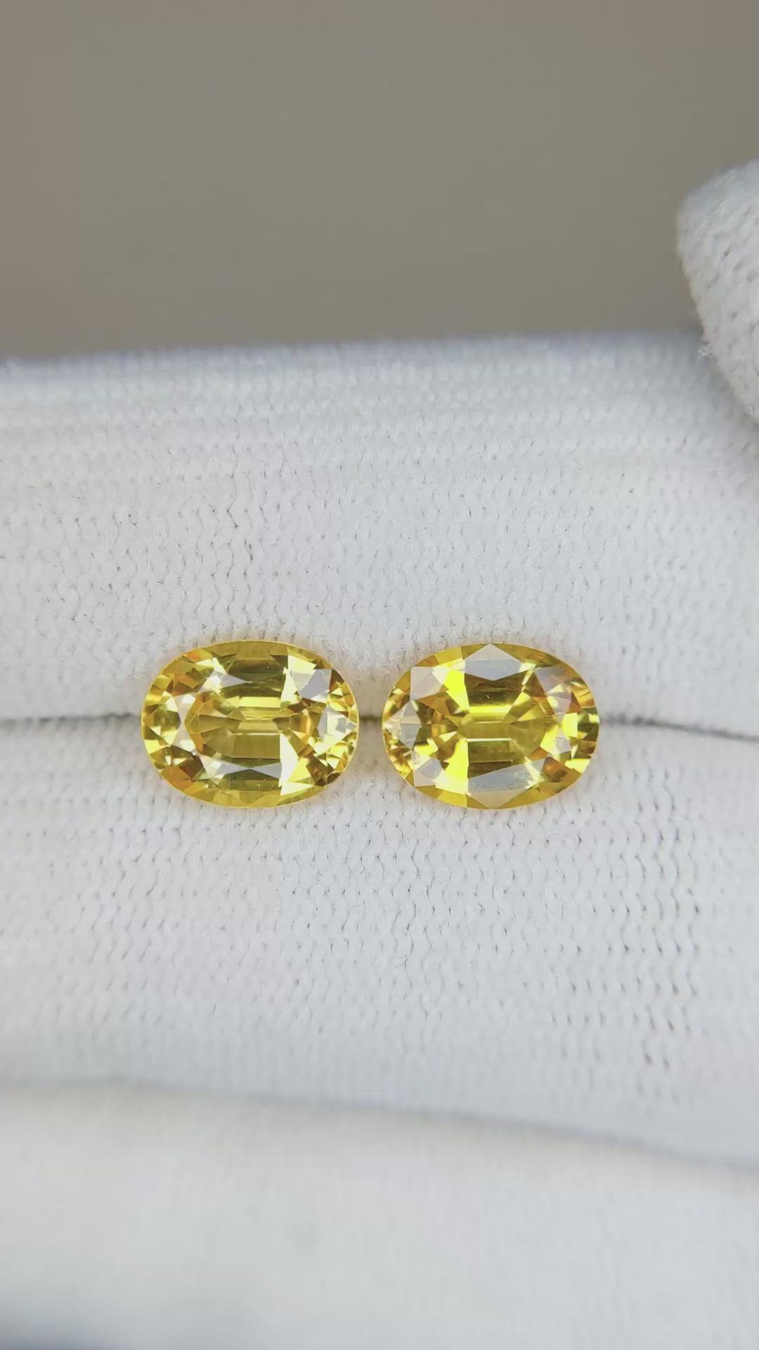 3.51&nbsp;Ct.Tw.Total Carat Weight Orangish Yellow Sapphire Pair from Ceylon (Sri Lanka) Size Video