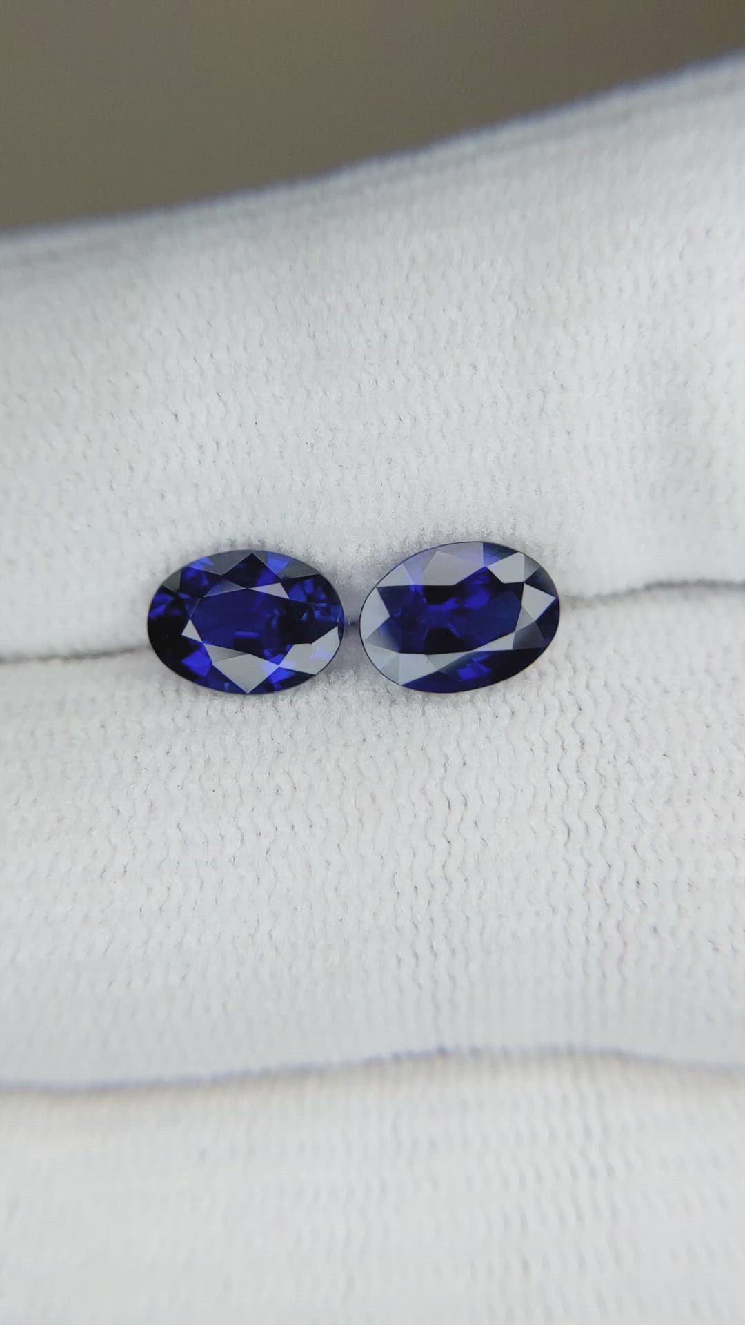 2.67&nbsp;Ct.Tw.Total Carat Weight Blue Sapphire Pair from Ceylon (Sri Lanka) Size Video