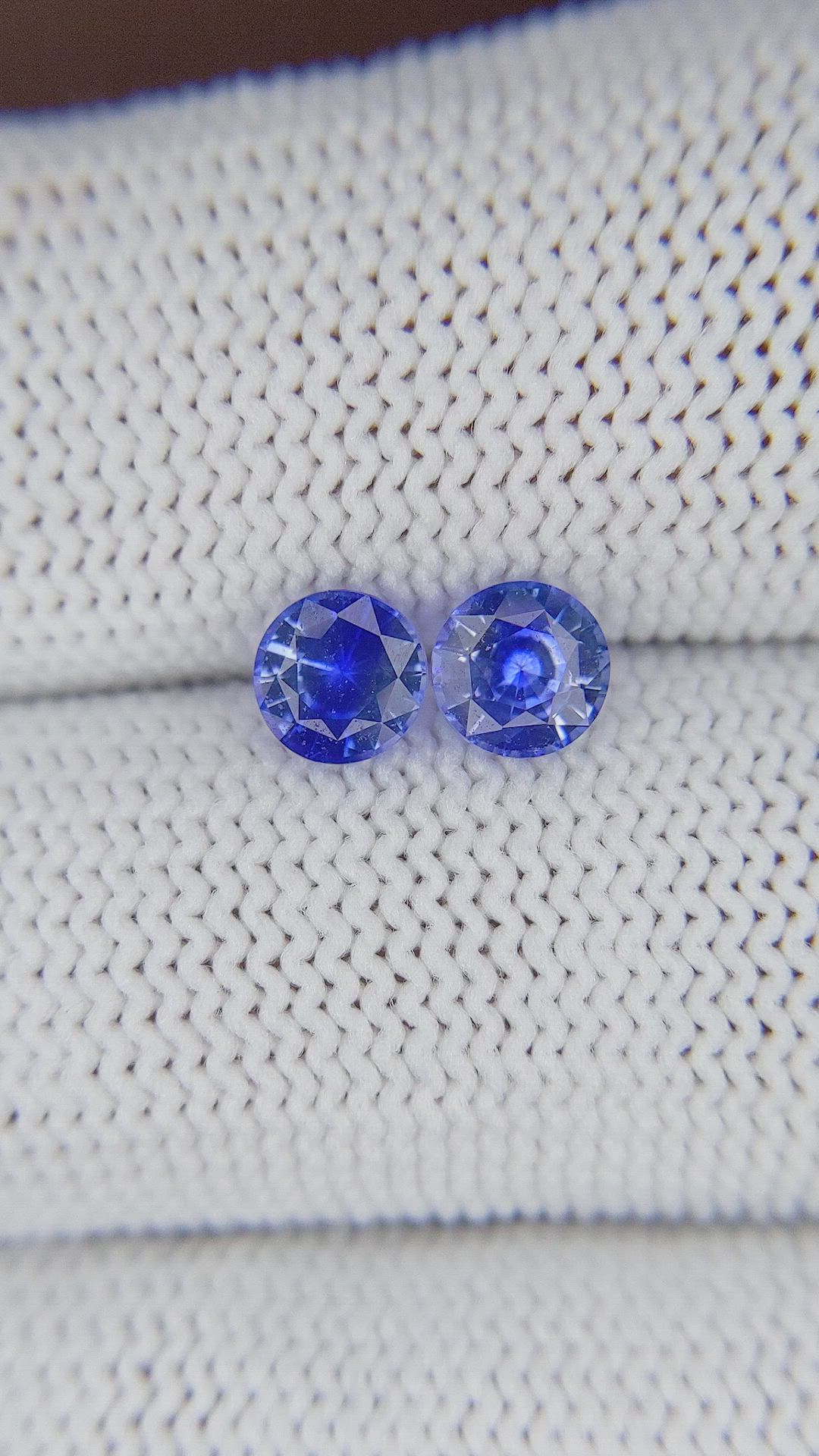 1.38&nbsp;Ct.Tw.Total Carat Weight Bi Color Sapphire Pair from Ceylon (Sri Lanka) Size Video