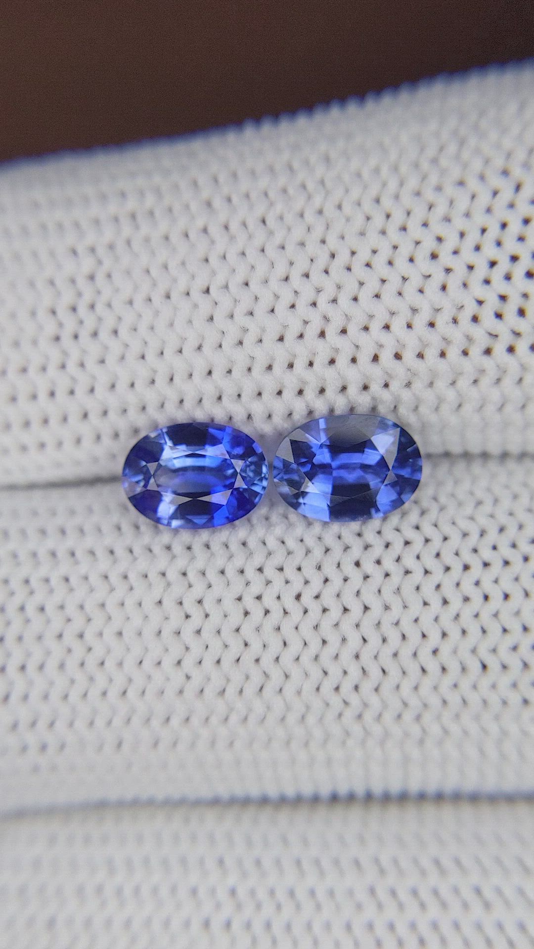 2.29&nbsp;Ct.Tw.Total Carat Weight Blue Sapphire Pair from Ceylon (Sri Lanka) Size Video