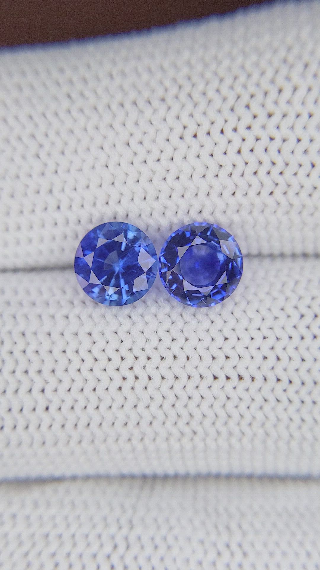 2.69&nbsp;Ct.Tw.Total Carat Weight Blue Sapphire Pair from Ceylon (Sri Lanka) Size Video