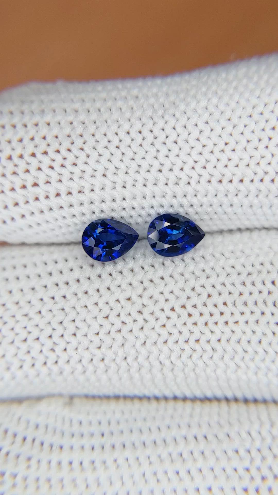 1.18&nbsp;Ct.Tw.Total Carat Weight Blue Sapphire Pair from Ceylon (Sri Lanka) Size Video