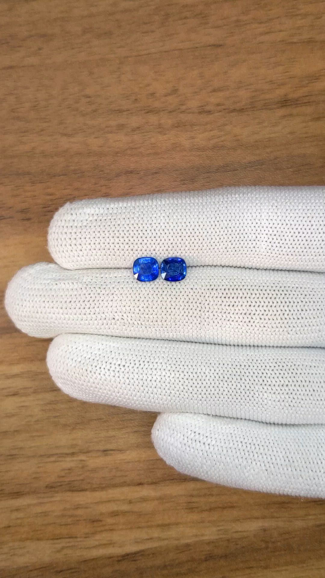 1.87&nbsp;Ct.Tw.Total Carat Weight Blue Sapphire Pair from Ceylon (Sri Lanka) Size Video