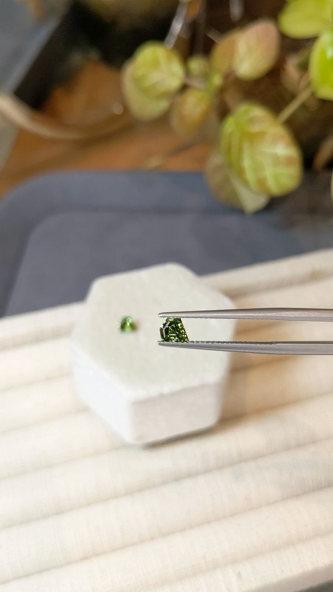 0.90&nbsp;Ct.Tw.Total Carat Weight Green Sapphire Pair from Ceylon (Sri Lanka) Size Video