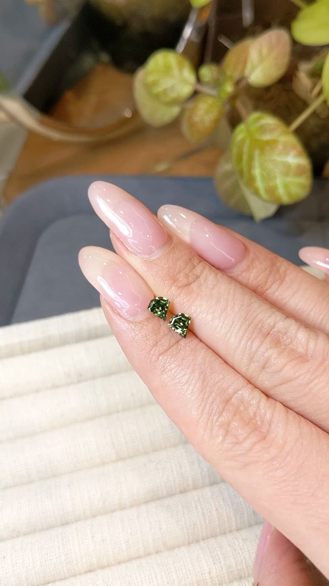 0.90&nbsp;Ct.Tw.Total Carat Weight Green Sapphire Pair from Ceylon (Sri Lanka) Size Video